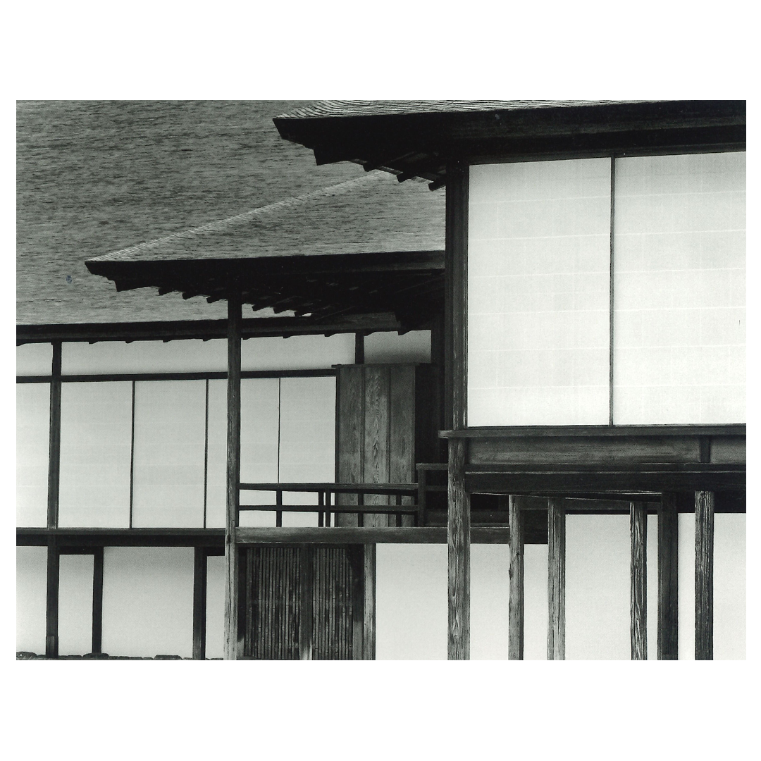 Ishimoto, Yasuhiro. The Photography of Yasuhiro Ishimoto. Aichi, The 13th Joint Traveling Exhibition Executive Committee, 2012.