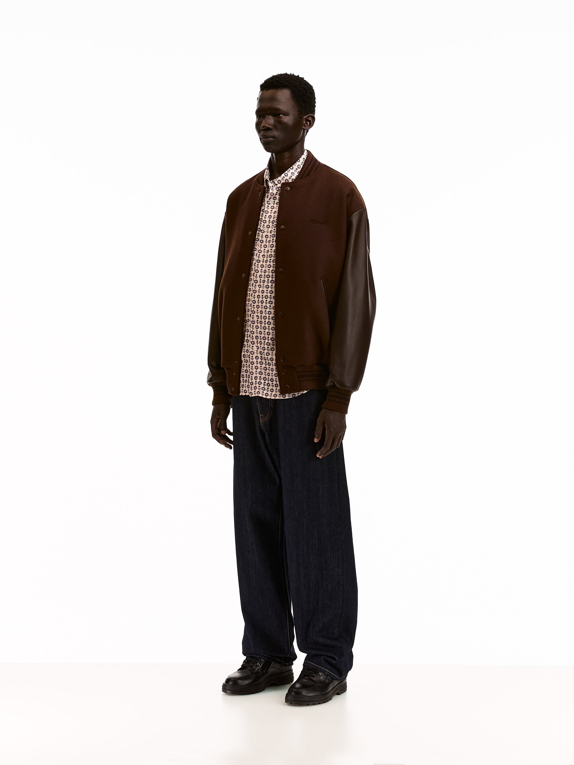 vowels-aw25-model-brown-