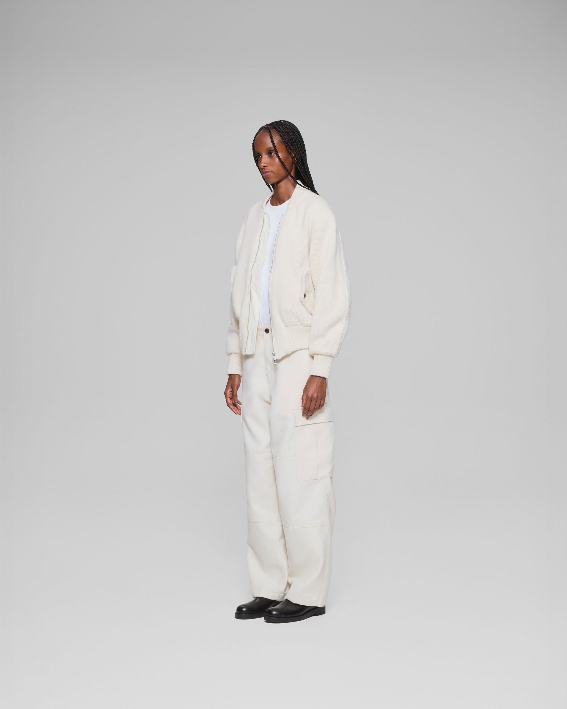 vowels24aw-model-cream-knit-